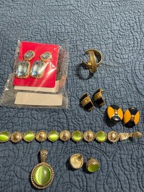 Source Unknown Green Cabochon Bracelet and Pendant Set with Silver-Tone Accents